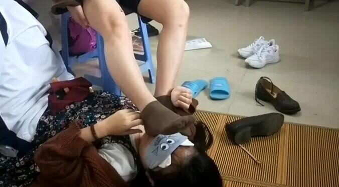 00년대 캠퍼스 오리지널 | 내 여동생은 면양말 세 켤레를 입에 넣고 얼굴을 밟았다 1