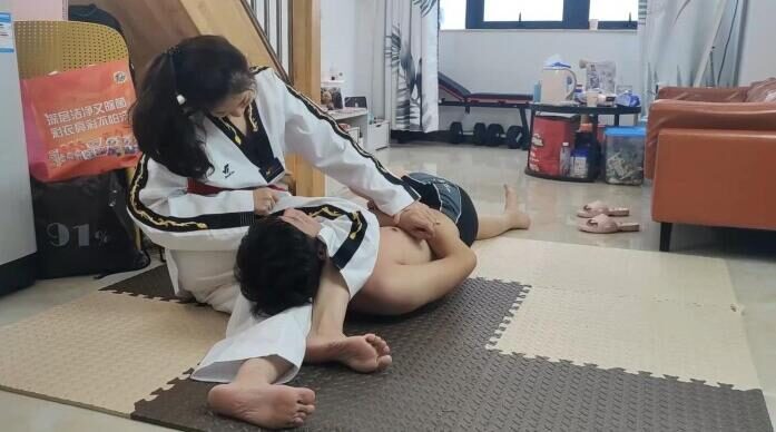 The judo fish daddy bullies his junior, humiliates his junior by smelling his feet and crotch, strangles his legs and deepthroats his junior, and threatens his junior to lick his senior&#39;s feet and hand over his personal money, otherwise he will tell his girlfriend