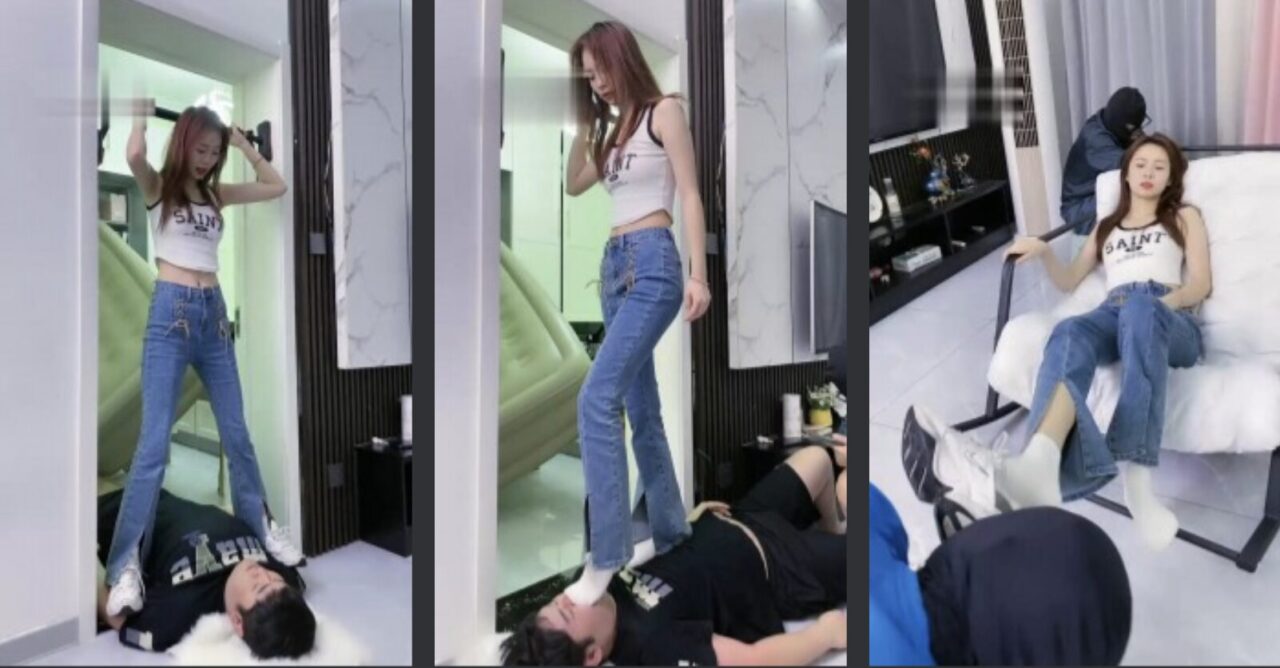 엘크 잉어 | 섹시 여신이 뛰어다니며 개 혀를 밟고 발 씻는 물 마시기 2