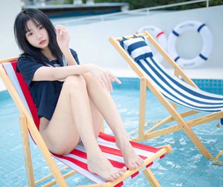 柒柒要乖哦 | 清凉夏日的泳池边JK裸足 1