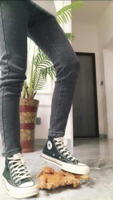 学姐帆布鞋踩跺炸鸡 1