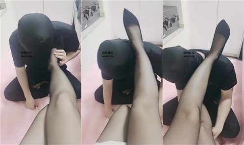 Hunan Dog King | High heels, stockings, beautiful legs stomped