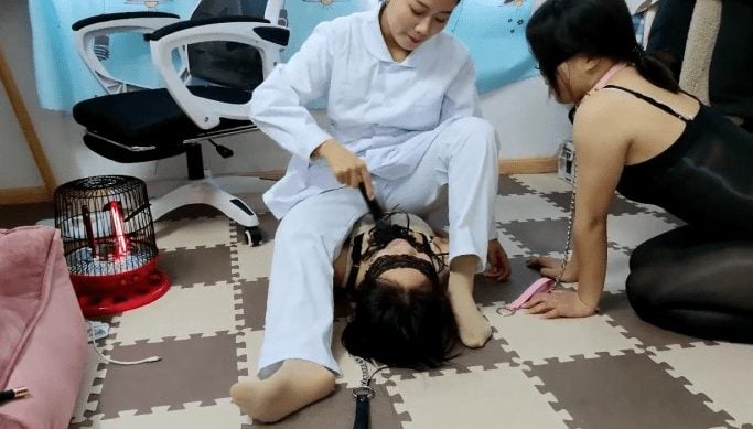 00后蕬小乃|踩踏 鞭打 闻脚 挠痒痒