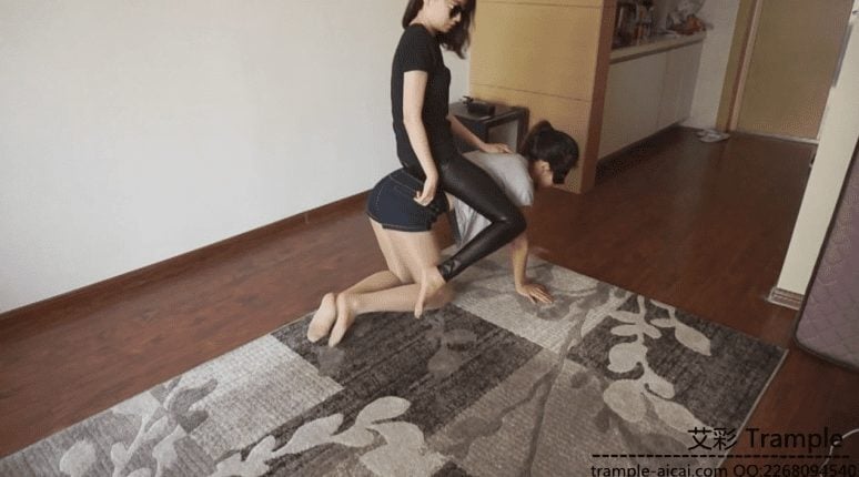 小妮|女女皮裤调教骑坐女马奴窒息