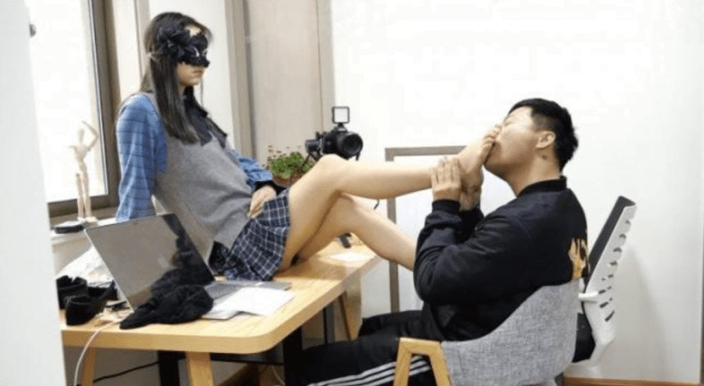 The fifth style | Use Xiao Min as a shoe pad and lick her feet barefoot