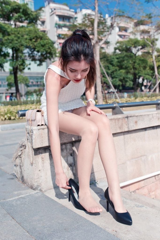 街拍|街边的肉丝足脱鞋特写 [340P+V/2.86G]
