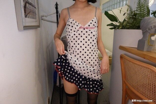 ROSI写真|No. 3851 黑丝大腿袜贫乳美少女