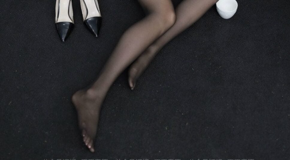 IESS异思趣向|丝享家984：婉萍 奶茶黑色丝袜脚