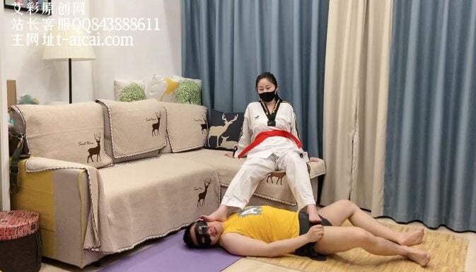 鹿宝儿原创|跆拳道女教练的踢裆脚踩