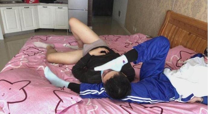 诗蔓|校服臭白袜腿绞玩弄家庭男教师