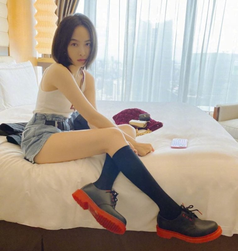 宋茜|黑色小腿棉袜的床上写真-视频截图