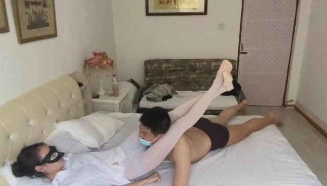 シマン白いシルクのダンスシューズ、美しい脚が絞め殺され窒息する