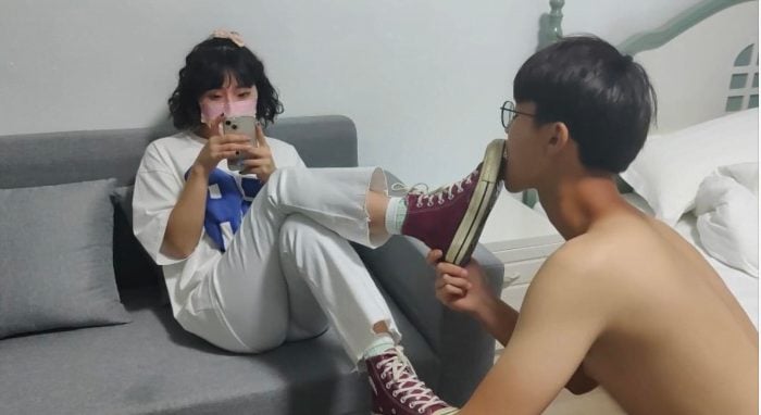 00后小彤|匡威棉袜踩踏调教