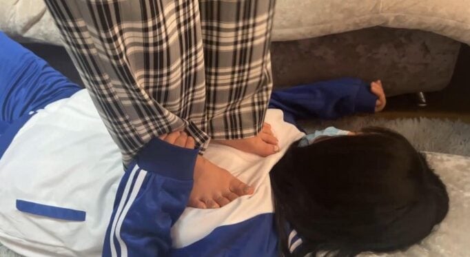 Keke female m | Female m under the tutor's feet