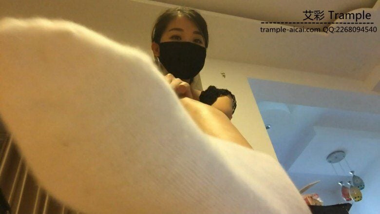 婧児小主 | 主人运动完的脏鞋底臭棉袜POV