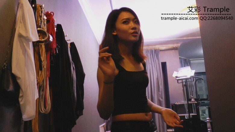 品丝论足 | 女王丝足脚下忠心不二的傻狗