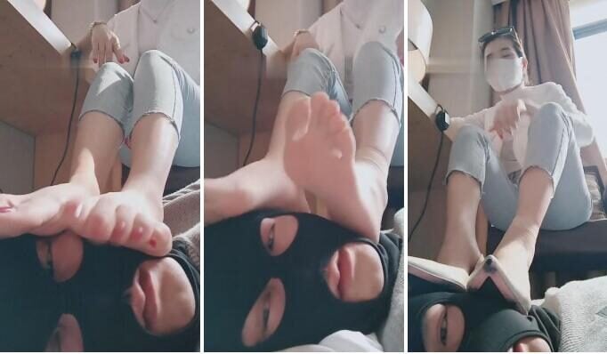 Duoduo | 無意識のうちに、彼女の臭い足が足元の犬を押しつぶした。