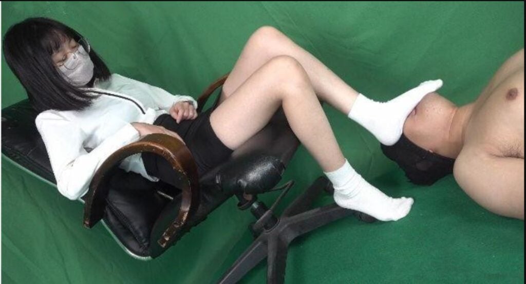 Nan Guo Original | Pantene Foot Massage Shop Humiliates Technician, Forces Him to Smell Stinky Socks