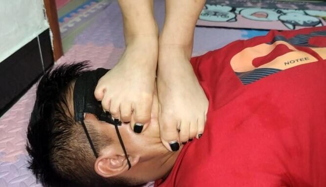 婷婷女神 | 黑色美甲纤纤玉足踩狗脸