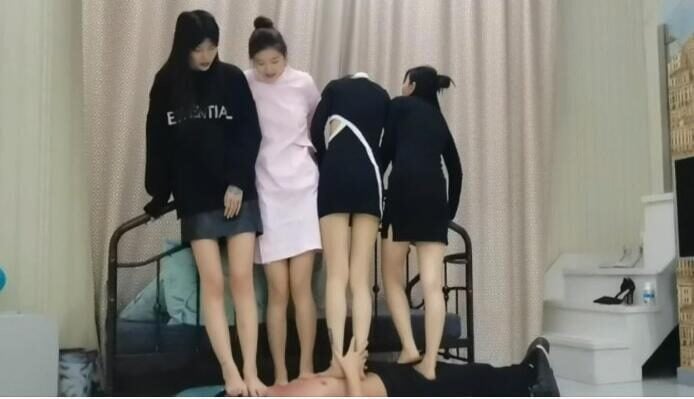 王茂仁 | 4人の美女が激しく飛び跳ねて踏みつける