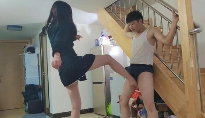 小さな魚の女神 |かっこいいハイヒール＋裸ハイヒールで卑猥な男の股間を素足で蹴る