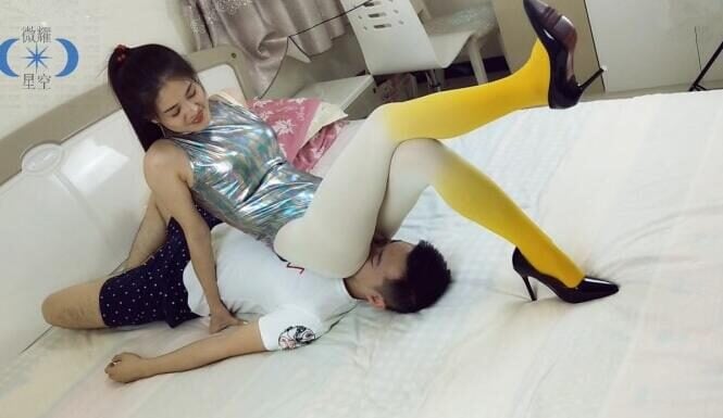 Micro-shining starry sky | Gradient stockings queen sitting and twisting