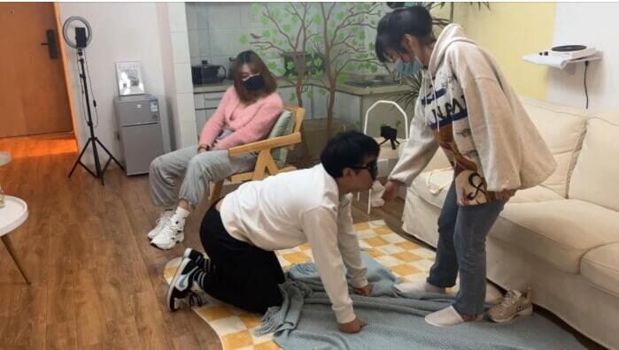Ziyi | Walking the dog at home with her bestie