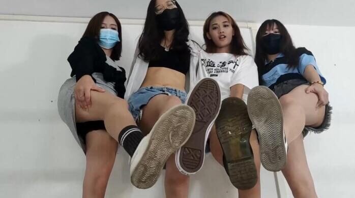 小玉 | 江門の4人の女神が白い靴とコンバース・マーティンブーツを履いてベッドの上を歩くPOV