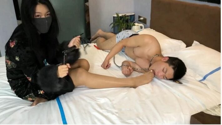 Yuhang S | カップルが足を踏みつけて舐める