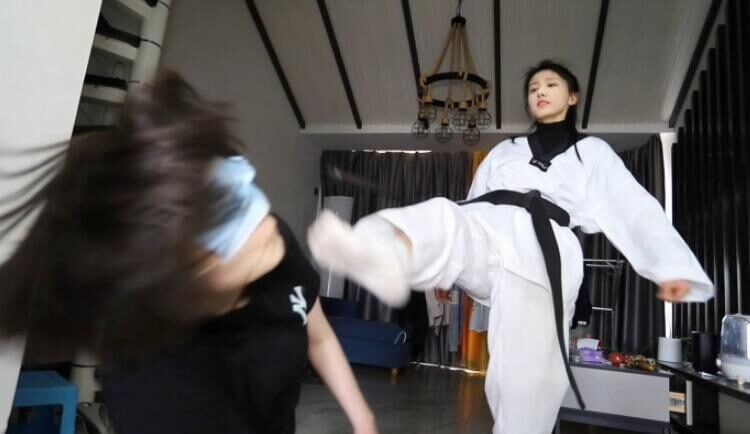 Confused | Taekwondo beauty's white socks and smelly feet are killing dogs
