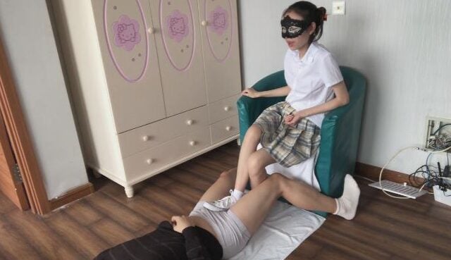 暴力的なキャンバスシューズの学校美女の狂気の発散