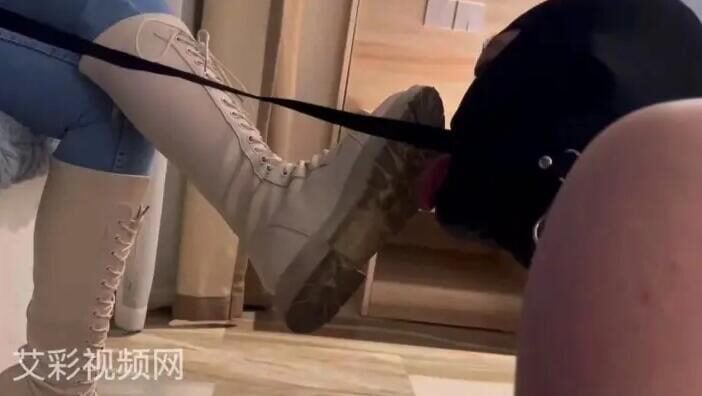 賈孟女神 |白いブーツを履いた足フェチ奴隷が汚れた足の裏を舐める
