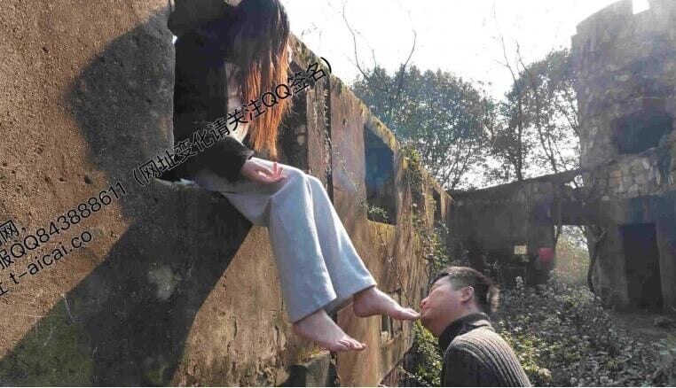 Fifth Style | Encountering a student girl licking her feet in the woods in the park