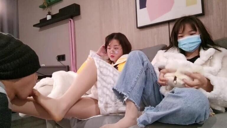 00后蕬小乃 | 和妹妹一起让M舔肉丝脚