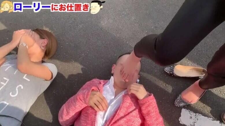 综艺 | 大街上男女被少女踩脸