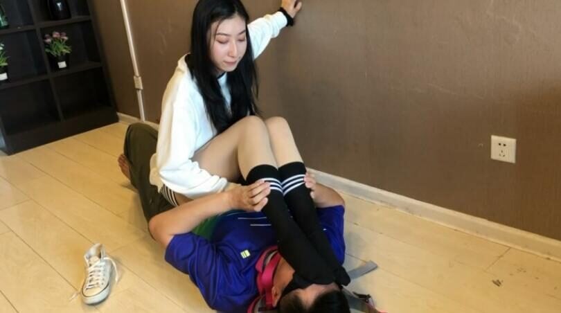 卵割り少女 | 踊り子たちの特別なおもちゃ