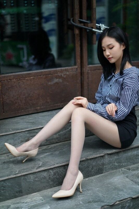 Schoolgirl speeds up | Priceless legs - legs