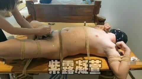 紫露凝萱 | 捆绑贱狗闻臭内裤强制潮吹-配图