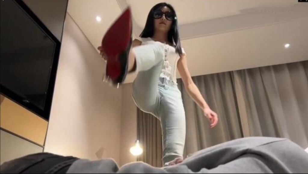 苏曼 | 女警刑具夹手指审问小偷