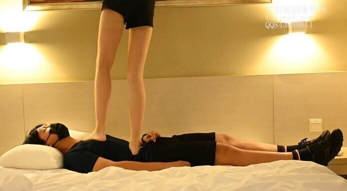 Alice | Stockings trample and ravage the dog