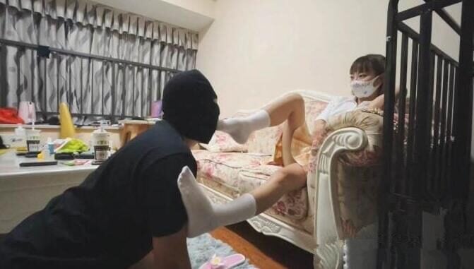 瑶酱 | 脏脏白袜脚和裸足暴插狗狗嘴