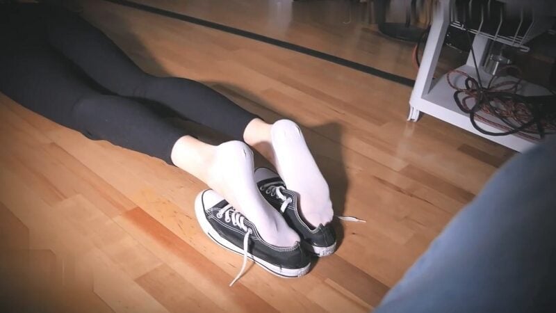 女の子 |美しい少女のボートソックスと美しい足は酸っぱい匂いがするので、彼女のガールフレンドは彼女を崇拝しています