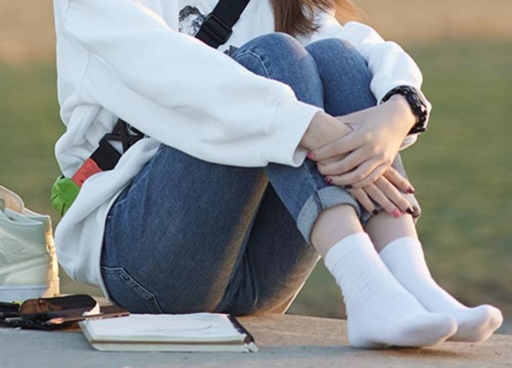 新しい写真を見る | 夕日を追いかける白い靴下を履いた逆光の女の子（ビデオ付き）