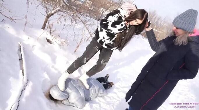 LGF女女 | Nicole和Jane雪地暴踹狂踩残虐母狗