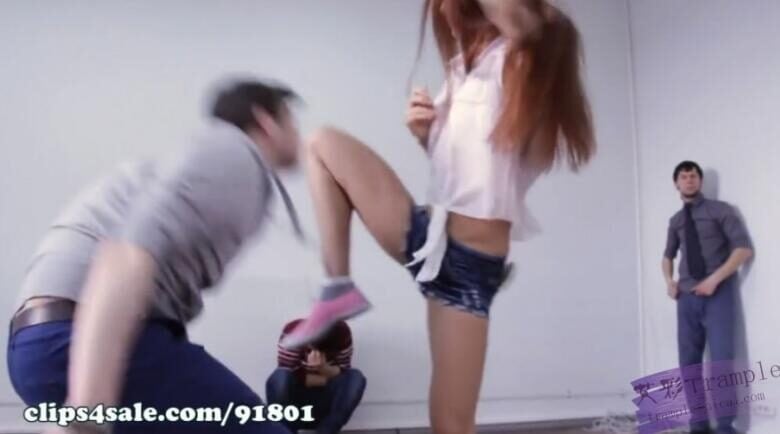 Kick the crotch | Beautiful woman kicks and beats the man, insults and disciplines him