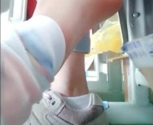 偷拍 | 高中女生教室里晾袜子玩鞋