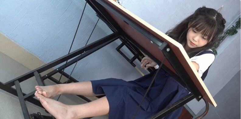 Southern Foot Art | Jing'er takes off her princess shoes and cotton socks to relax her beautiful feet