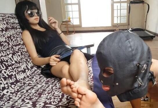 玉娘 | 00后女王脚趾缝保养