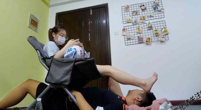 Fifth Style | Playing King of Glory and not forgetting to use me as a foot pad