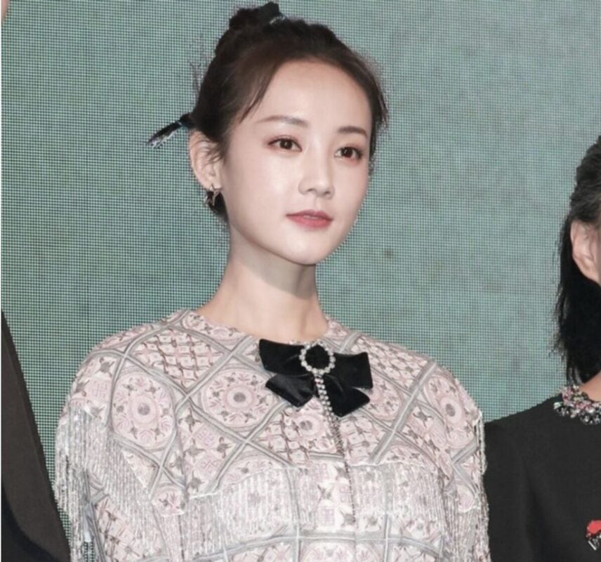 李一桐美脚图片下载 | 明星生图 裸足凉高特写